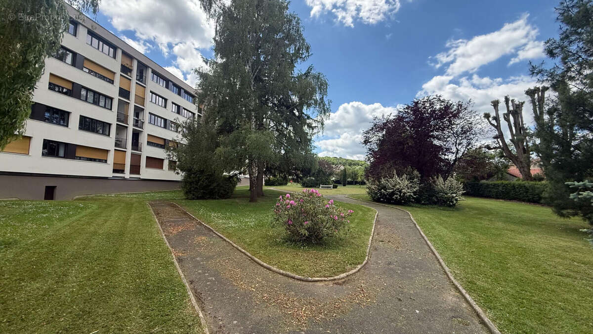 Appartement à LES CLAYES-SOUS-BOIS