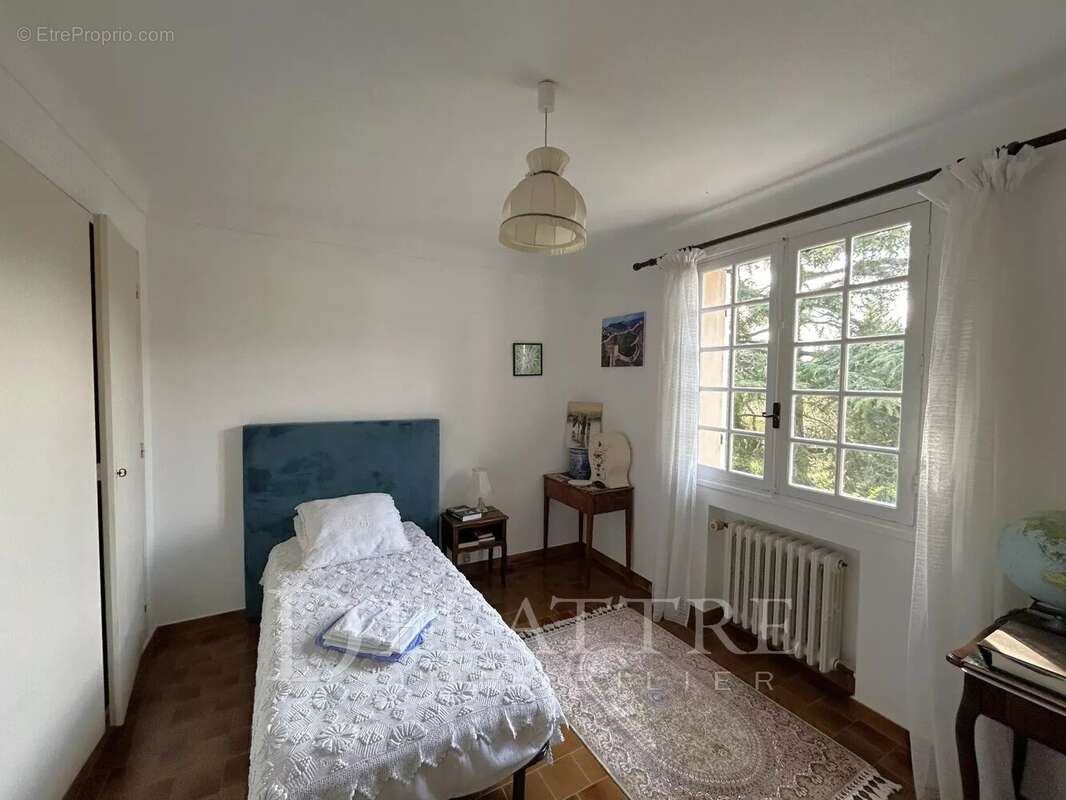 Maison à CHATEAUNEUF-GRASSE