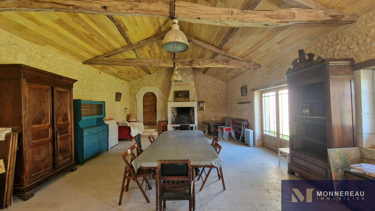 Maison à MONTMOREAU-SAINT-CYBARD