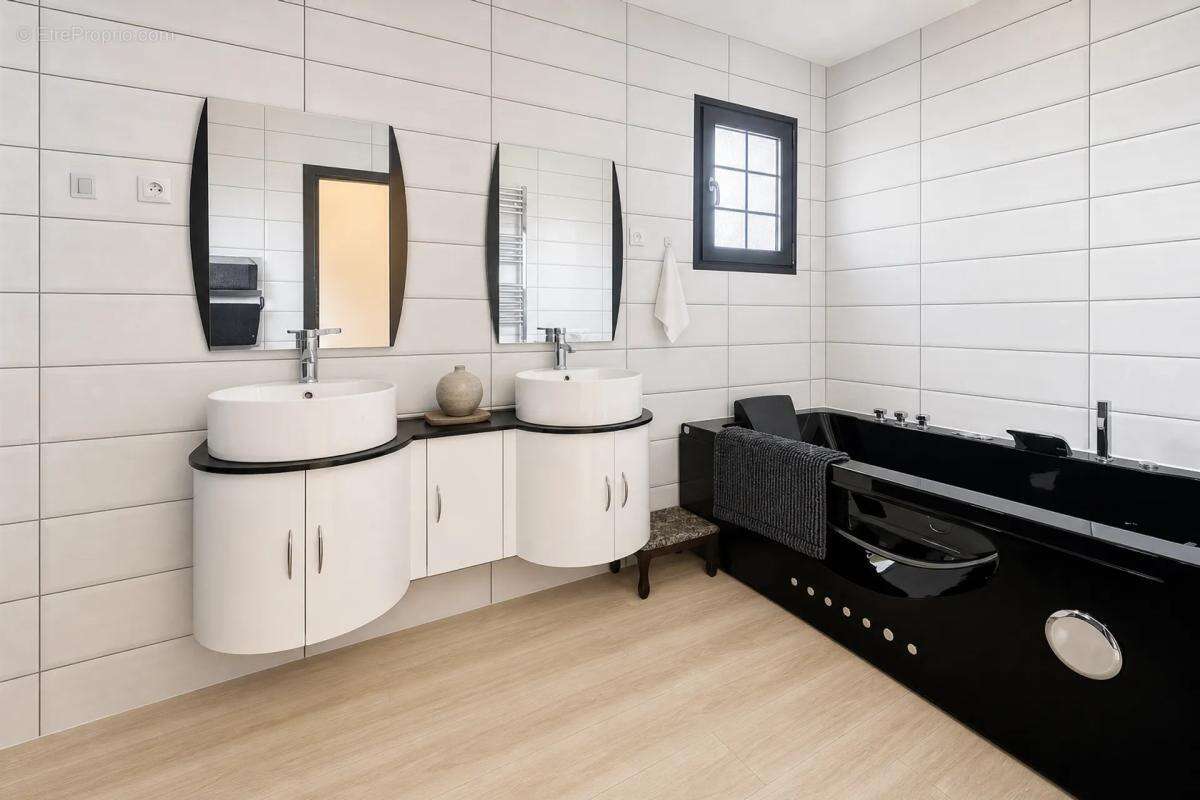Maison de 390 m² avec terrain de 3 hectares - photo 13