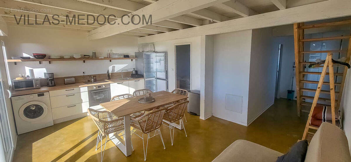 Maison à VENDAYS-MONTALIVET