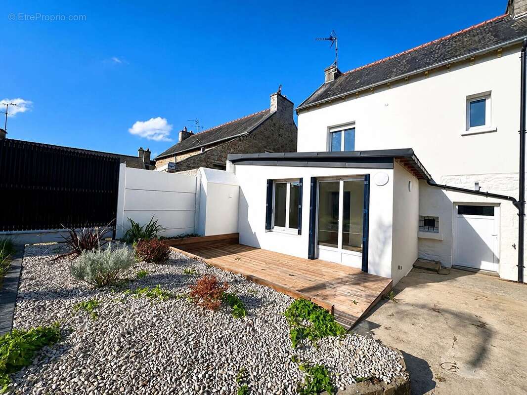 En plein coeur de Cesson, une maison de charme entièrement rénovée - photo 14