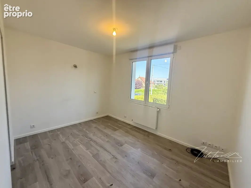 Chambre 1 avec rangements et SDD privative