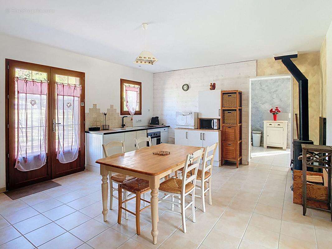 Ensemble contemporain avec maison principale, gîte indépendant, piscine chauffée et vaste terrain - photo 13