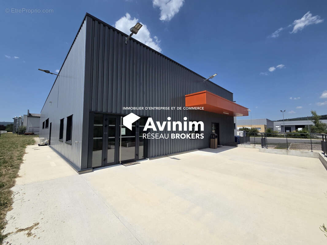 Commerce 1146 m² à Arbent  - photo 4
