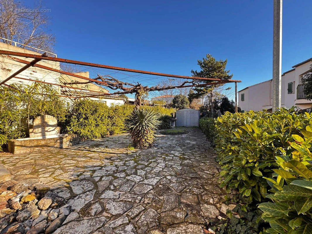 Cour arborée et fermée - Appartement à SAINT-CHRISTOL-LES-ALES