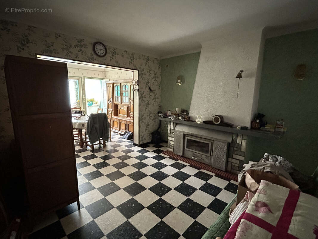 Ideale Artisan, collectionneur ou projet nécessitant de grands volumes ! Maison avec hangard proche axe routie - photo 3
