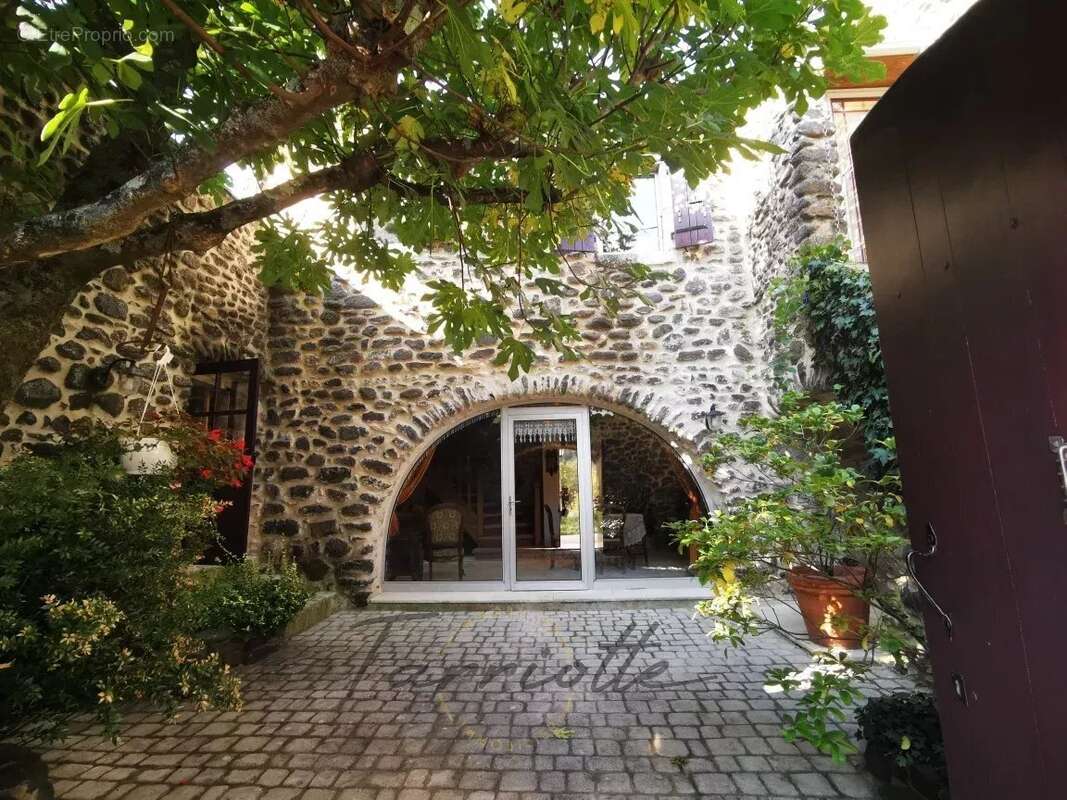 Maison à SAINT-MARTIN-SUR-LAVEZON