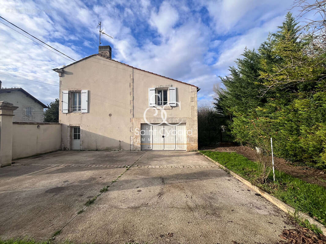 Maison à SAINT-YRIEIX-SUR-CHARENTE