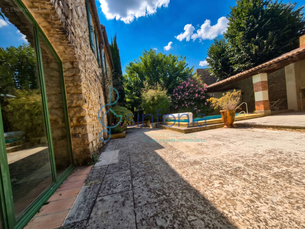 Demeure de caractère : 294 m2 habitables + 125 m2 de potentiel brut sur l'axe Nîmes/Uzès/Alès - photo 5