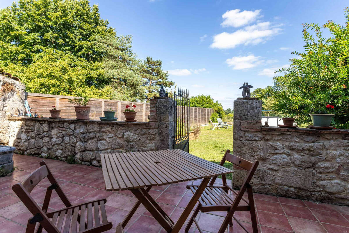 Village house with garden - photo 9