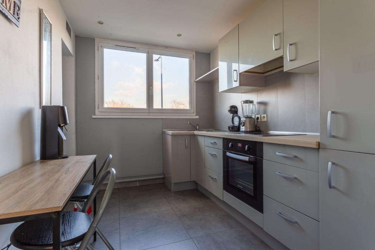 Proche commodités - Appartement 4 pièces de 70.75 m² - 3 CHAMBRES - PARKING & CAVE - photo 6