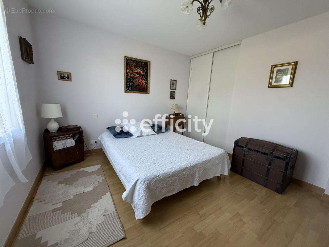 Maison à LES ADJOTS