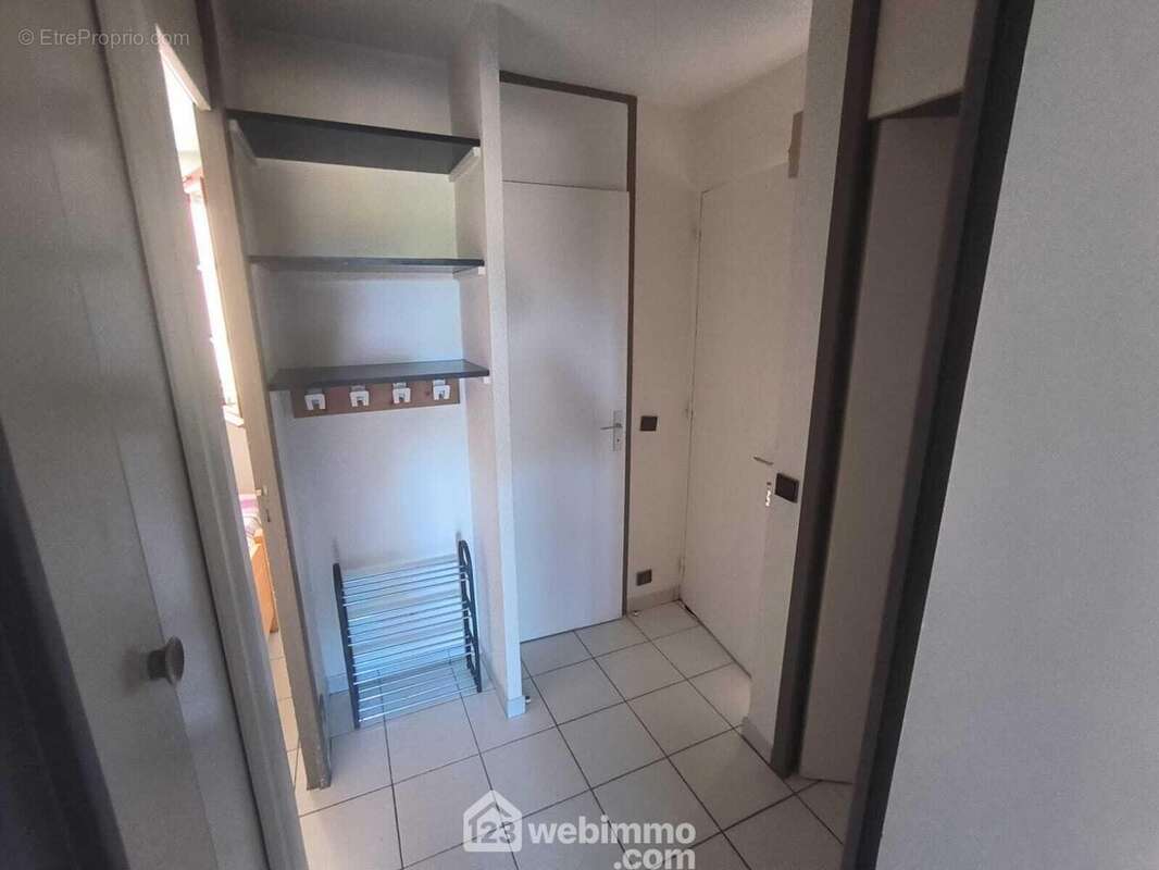 Entrée et dégagement avec placard - Appartement à TALMONT-SAINT-HILAIRE