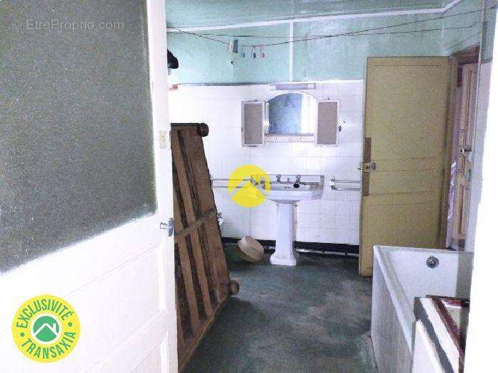 Maison à VIC-SUR-CERE