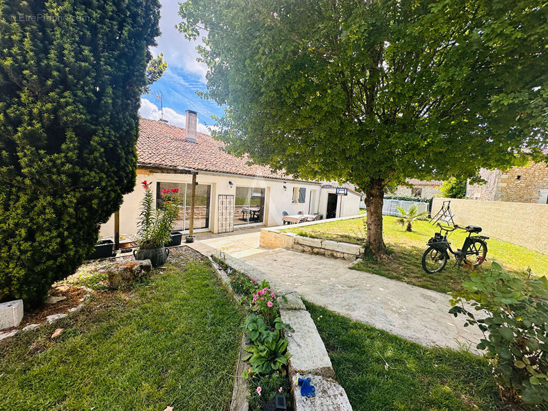 Maison à SAINTES