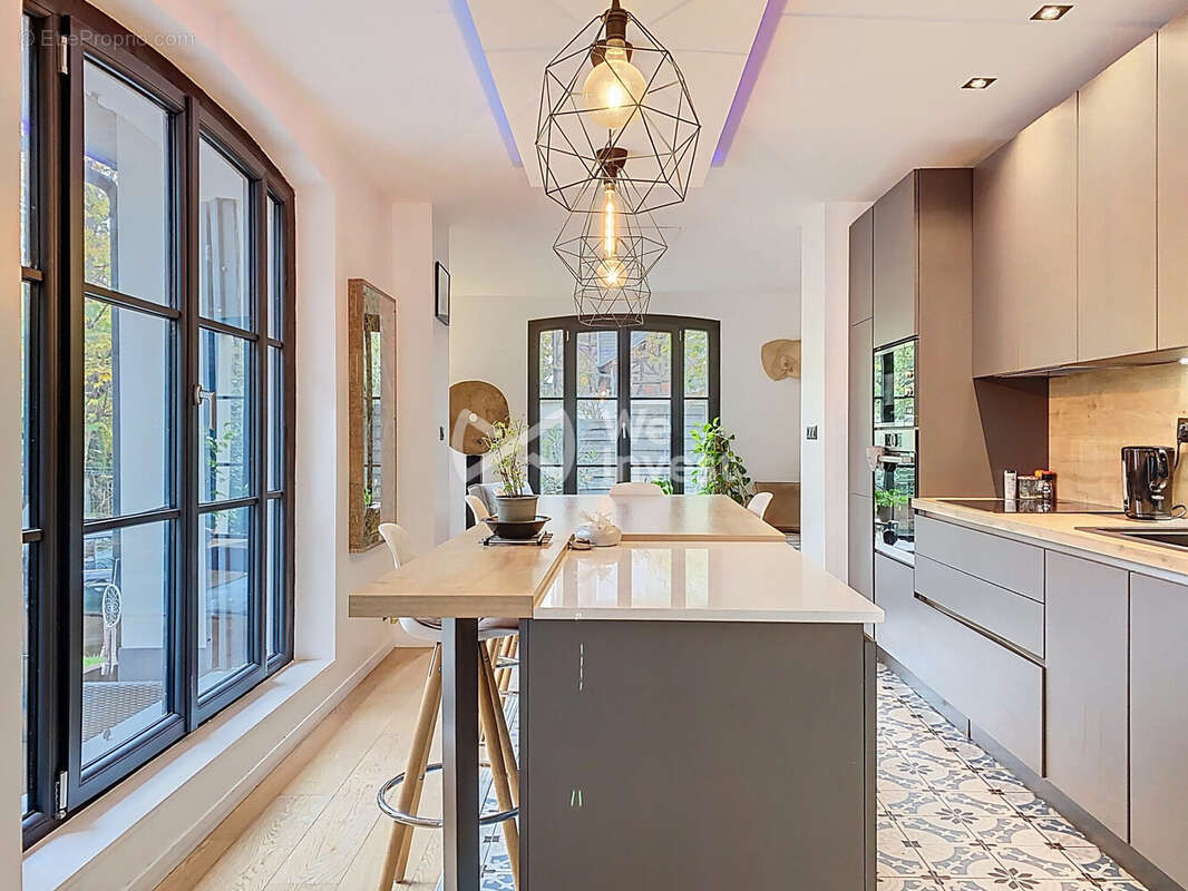 Cuisine ilot central  - Maison à NOGENT-SUR-MARNE