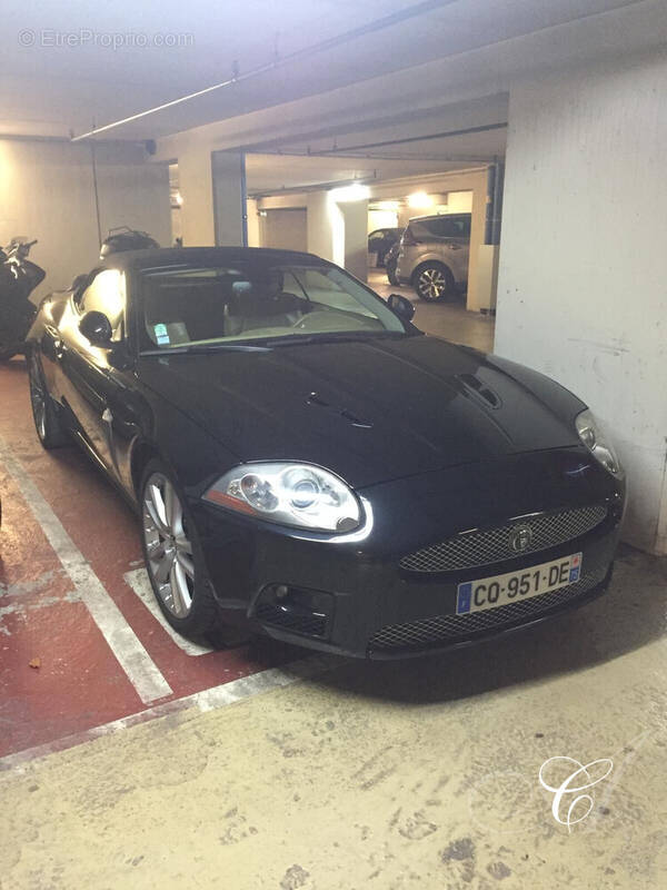 Parking à PARIS-8E