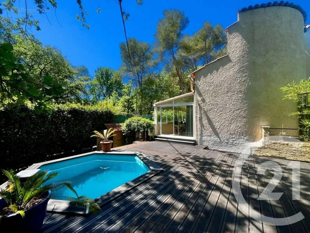 Maison à CHATEAUNEUF-GRASSE