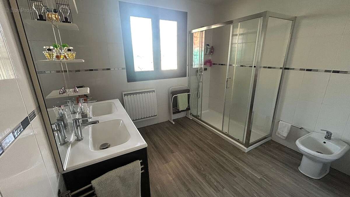 Salle de bains avec double vasque et douche - Maison à VETRAZ-MONTHOUX