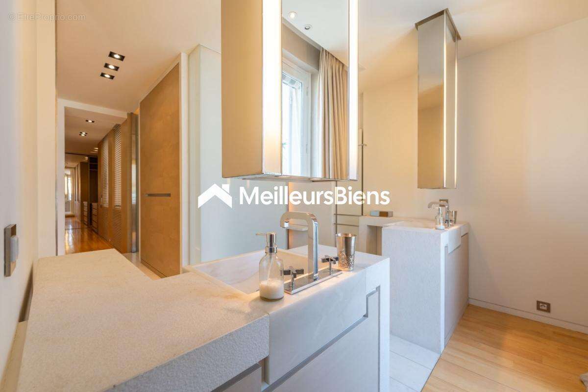 Une adresse emblématique au sein du Triangle d'Or  Duplex de réception signé Wilmotte - photo 15