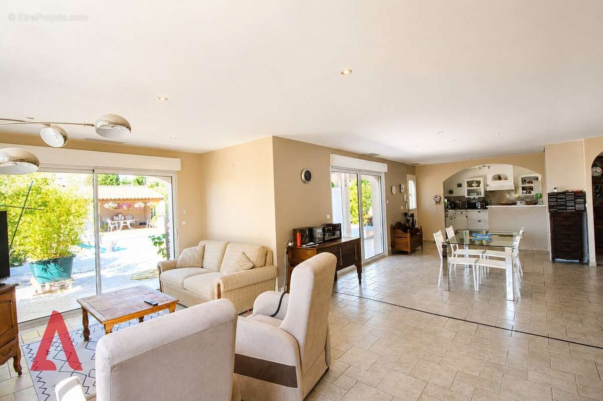 Élégante Villa Contemporaine T4 de Plain-Pied avec Piscine Chauffée, Pool-House, Grand Garage, Carport et Accès Camping-Car  Ar - photo 3