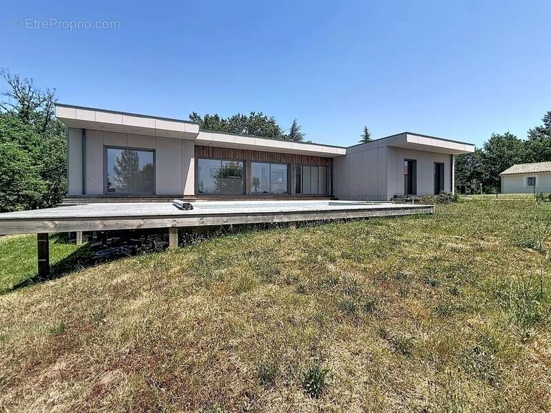 Maison à vendre plain-pied en bois de 149 m², 5 pièces, piscine, 2 garages - BERGERAC (24) - photo 2