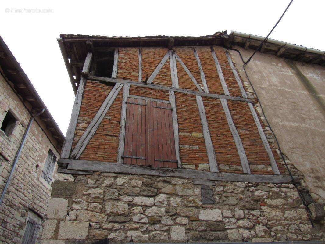 Grande maison medievale  de village entierement renovee dpe en b avec une petite maison qui sert de garage   290000€ - photo 52