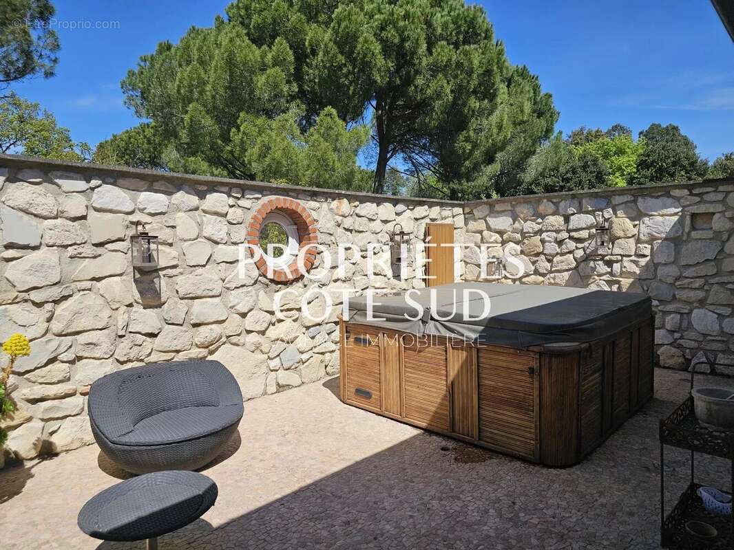 Maison à SAINT-LAURENT-DES-ARBRES