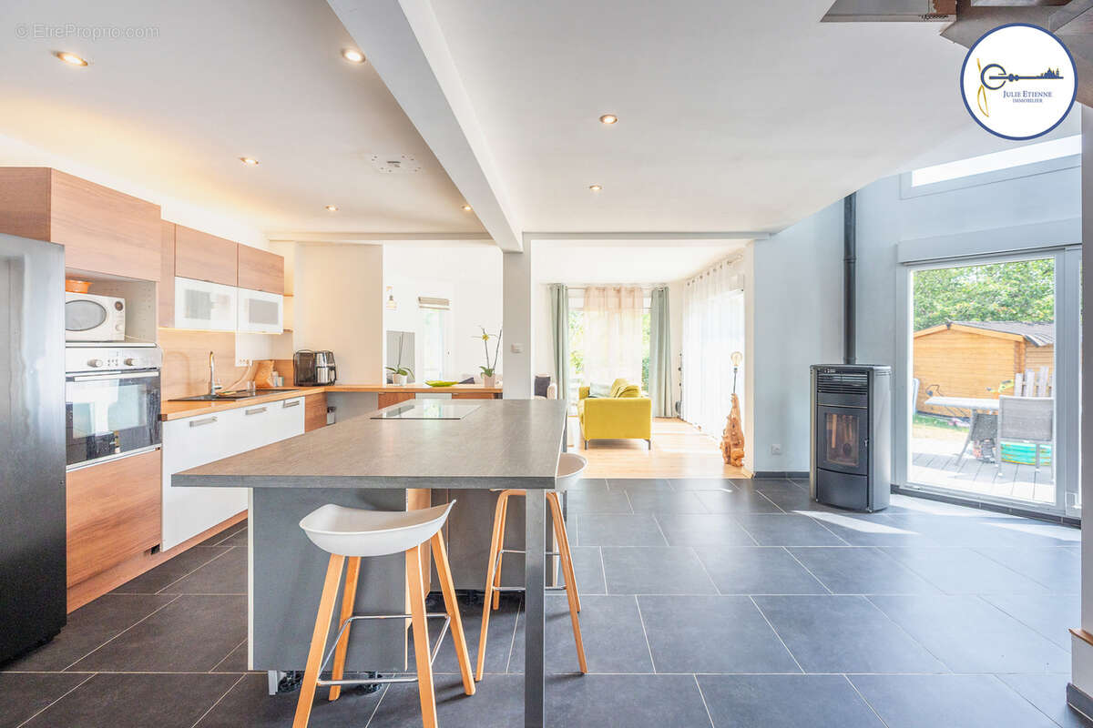 Maison - 149m2 - 8 pieces - photo 4
