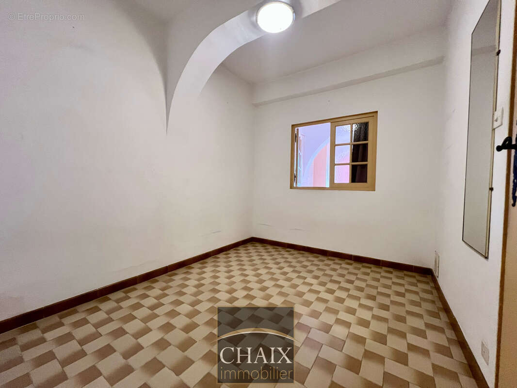 13420 GEMENOS - Maison de village à rénover fort potentiel - photo 9
