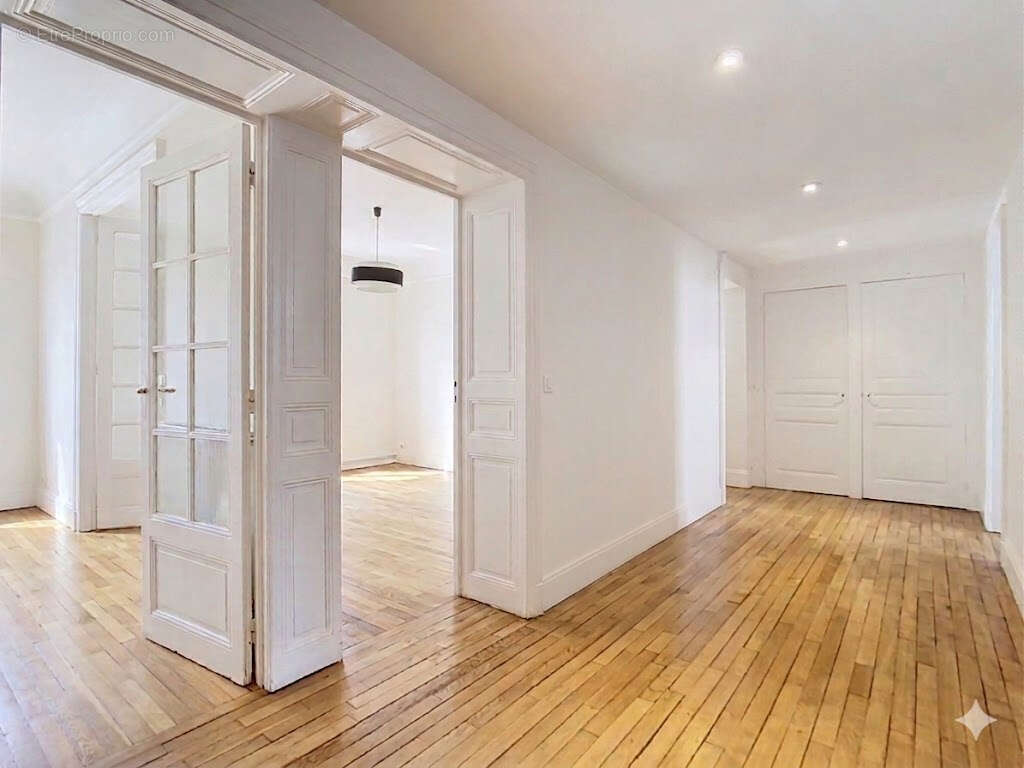 Appartement de caractère rénové ,134 m², 3 chambres, 2 caves, 1 grenier, 1 jardin en rez-de- chaussée - photo 8