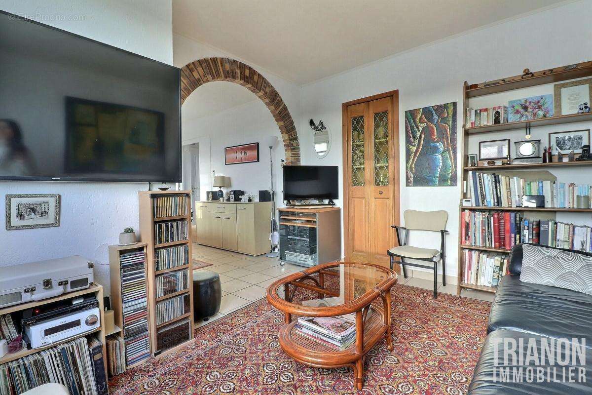 Appartement à LES CLAYES-SOUS-BOIS