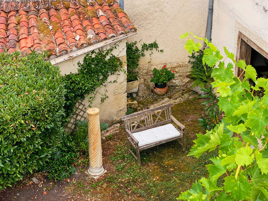 À Vendre – Maison de village en pierre (6 pièces) de 227 m² à Bazian (Gers) avec cour et jardinet - photo 22