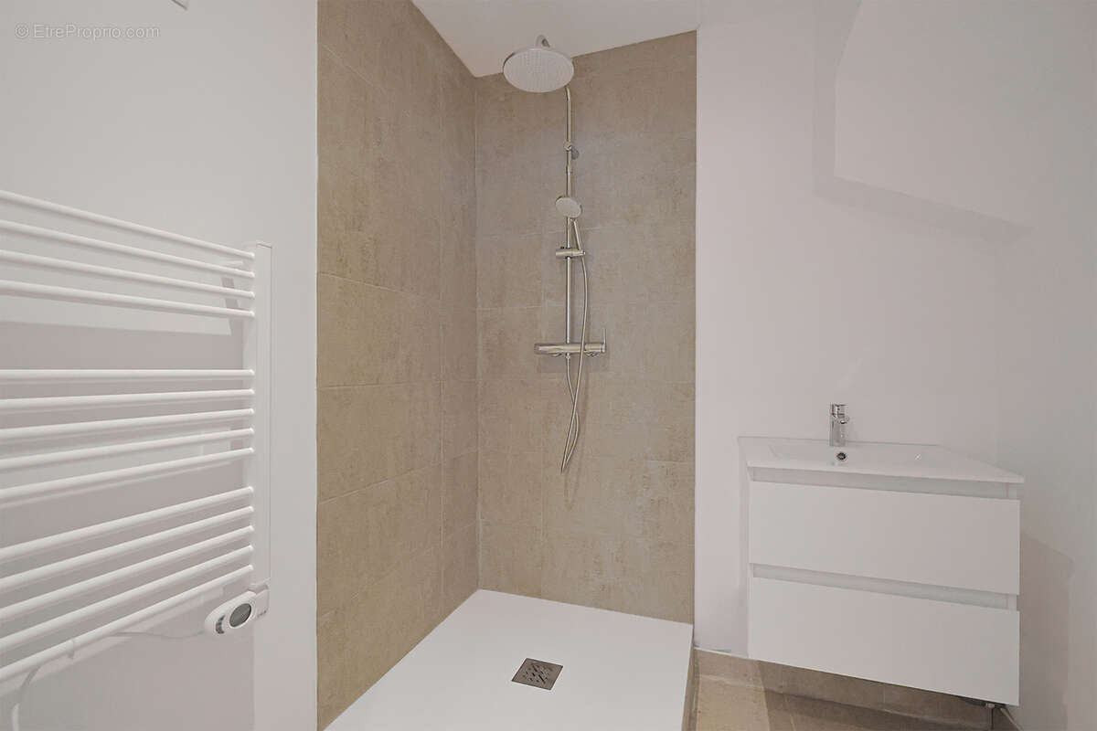 Appartement à SOLLIES-PONT