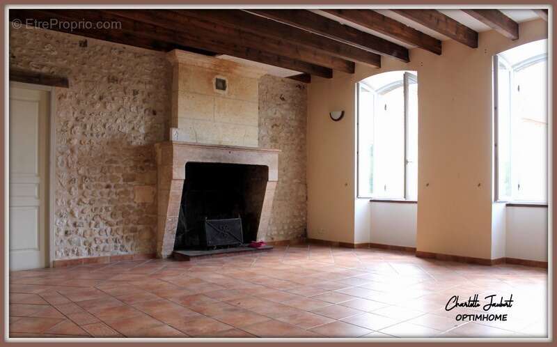 Maison à MONTMOREAU-SAINT-CYBARD