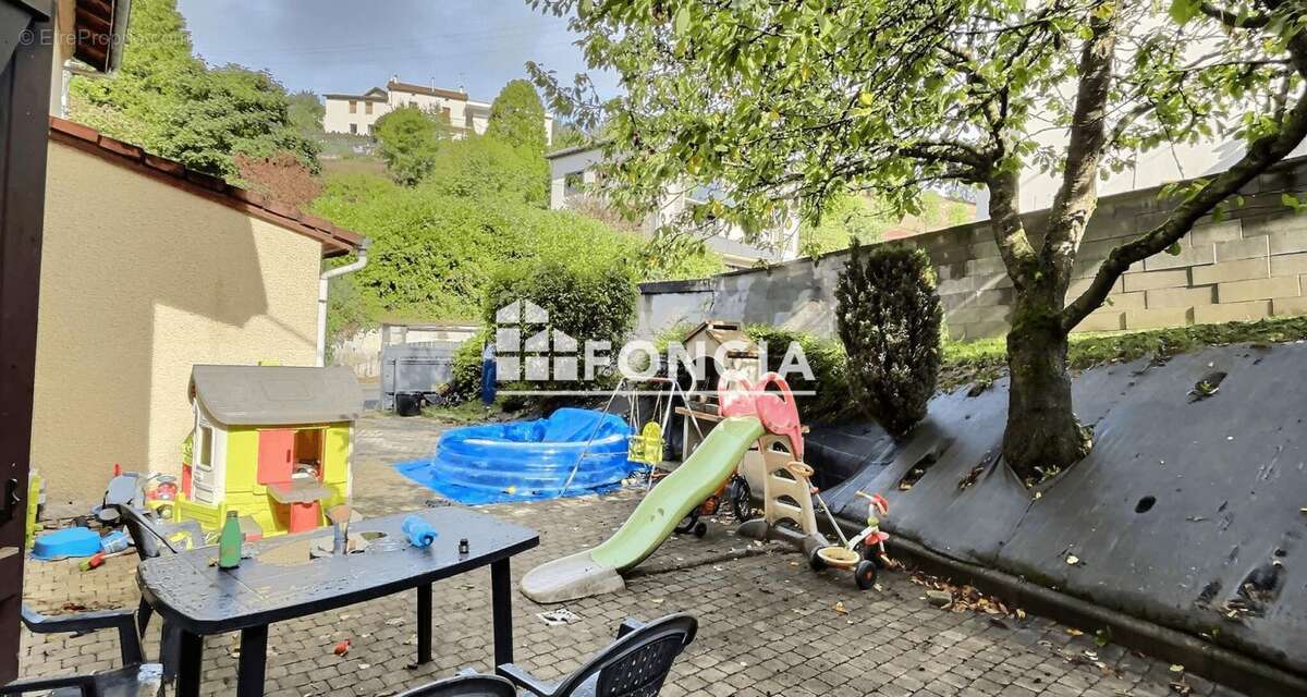 Maison à LE CHAMBON-FEUGEROLLES