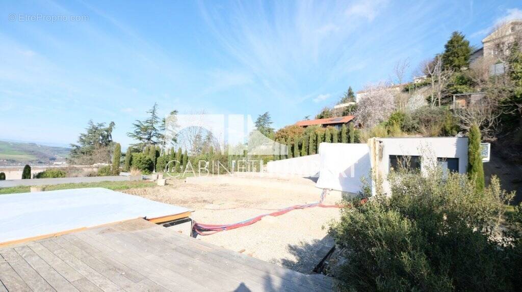 Terrain à SAINT-PRIEST-EN-JAREZ