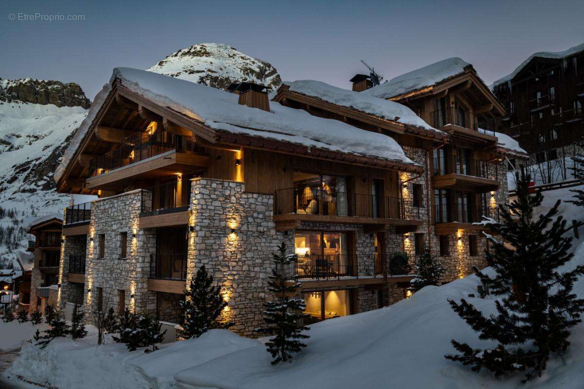 Ski-in/Ski-out à Val d’Isère : appartement moderne de 178 m² avec jacuzzi et terrasses ensoleillée - photo 3