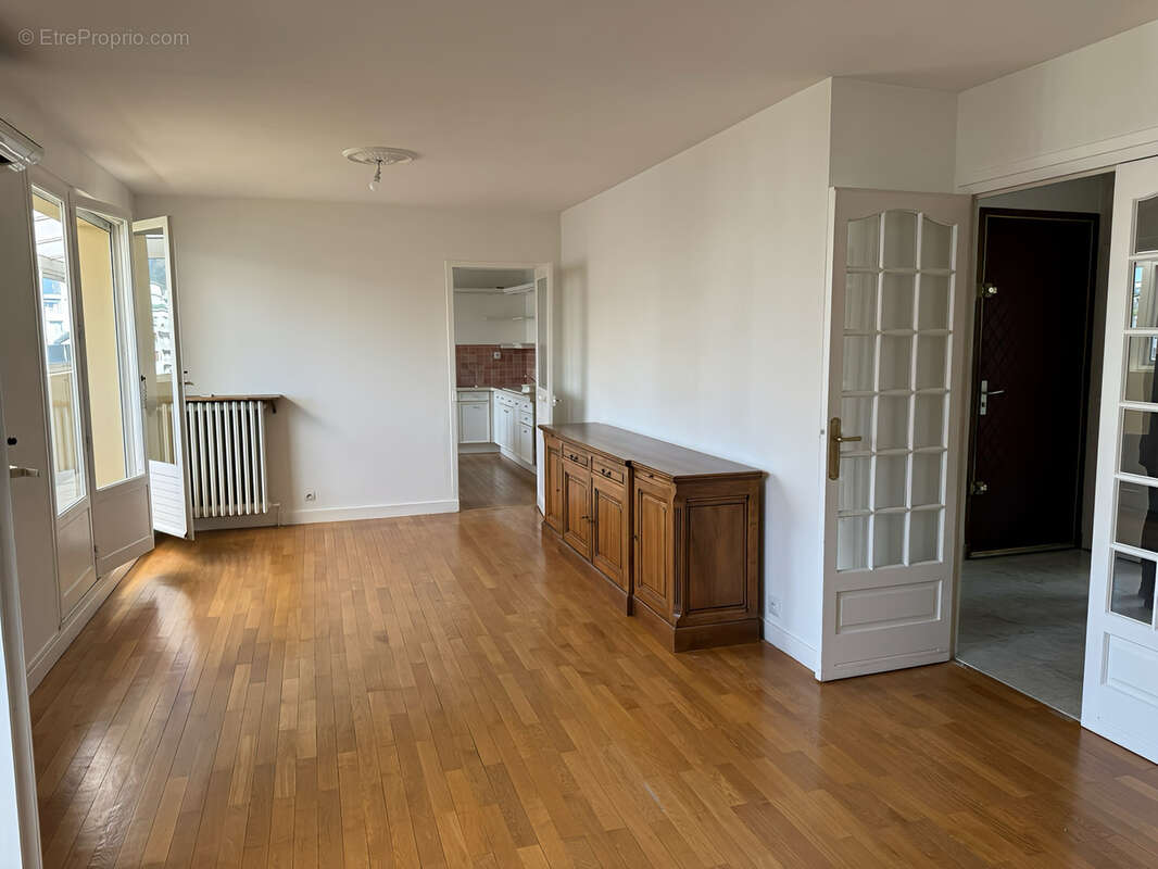 Prox Caserne de Bonne, T4 de 100m2 en dernier étage avec vue et vérandas - photo 2
