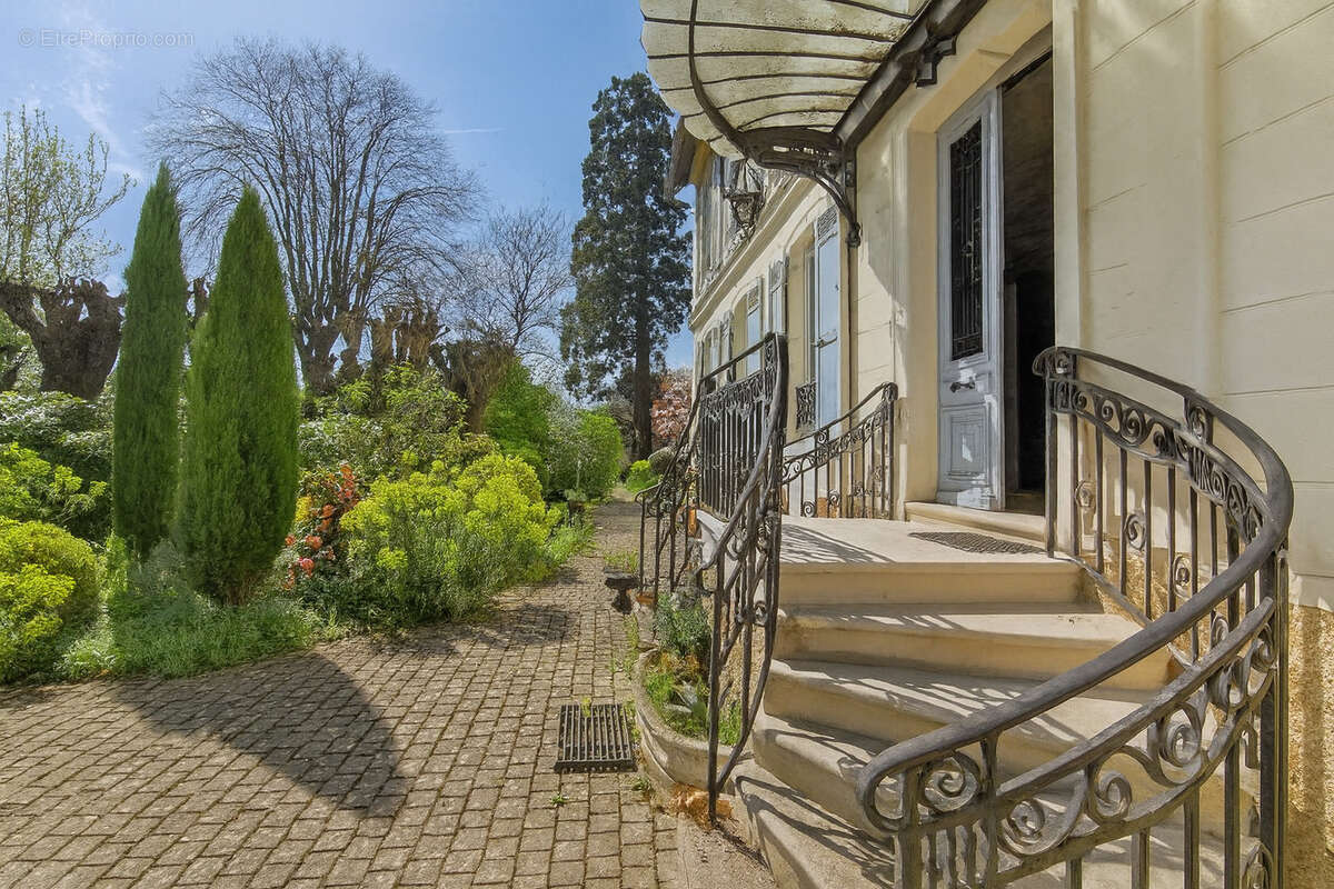 Maison à MANDRES-LES-ROSES