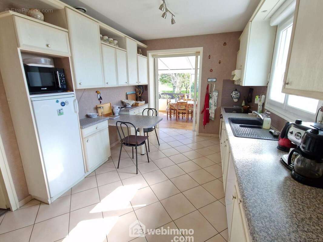 Cuisine aménagée, accès véranda - Maison à LA ROCHE-SUR-YON