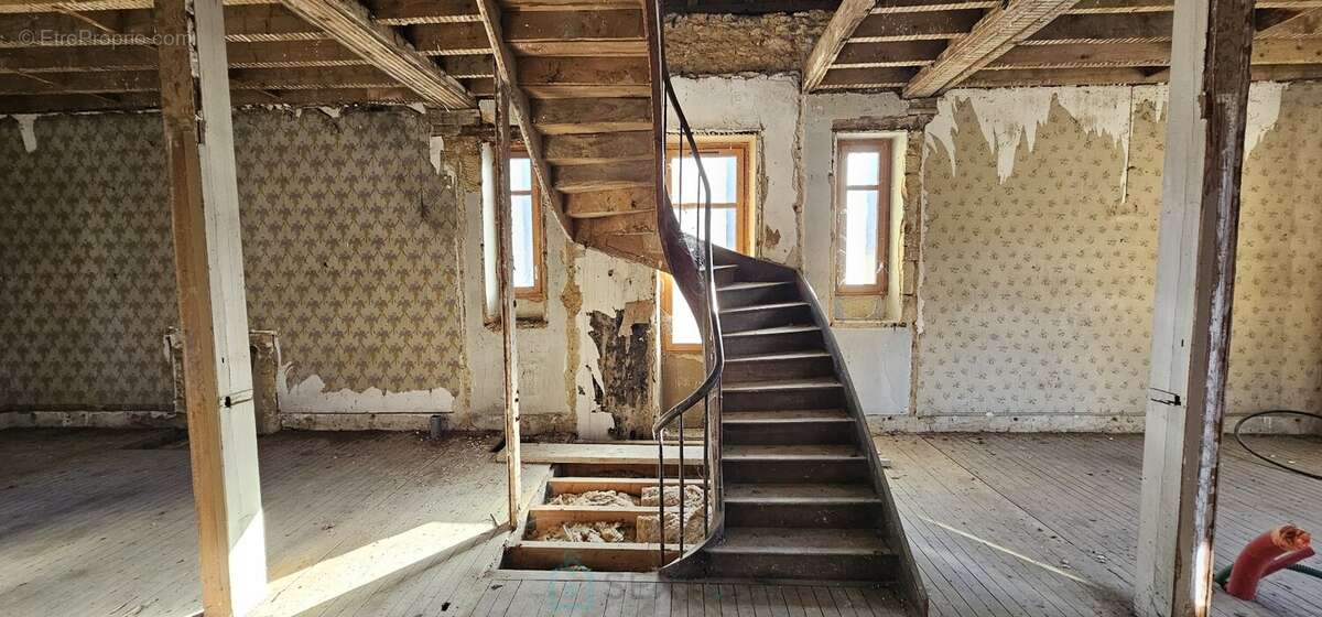A Sarlat, vaste appartement brut de 190 m² à réinventer entièrement. - photo 4