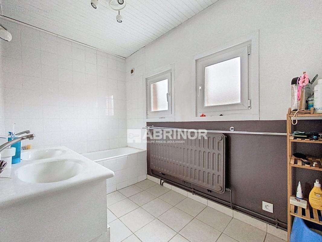 Maison à NEUVILLE-EN-FERRAIN