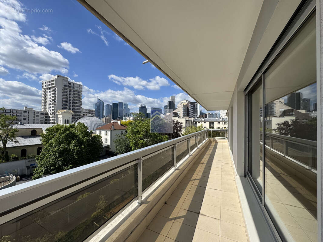Appartement à COURBEVOIE