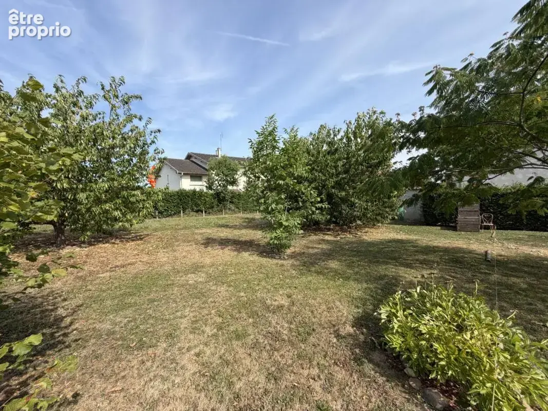 Terrain 600 m² à Neuville-Les-Dames  - photo 2
