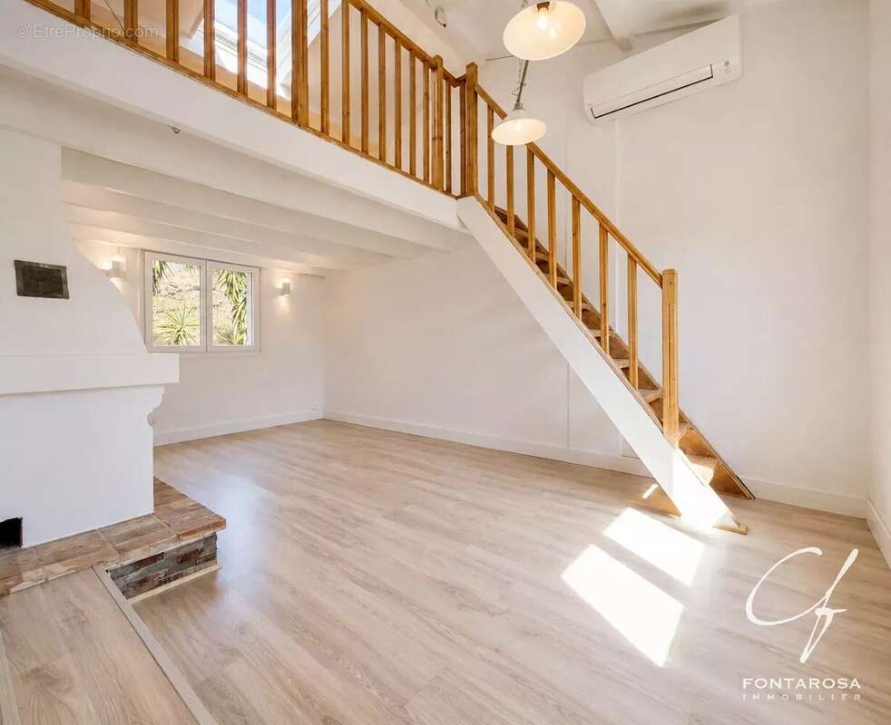 Fréjus – Quartier des Compassis  Maison rénovée de plain-pied avec mezzanine sur 1 811 m² de terrain - photo 7