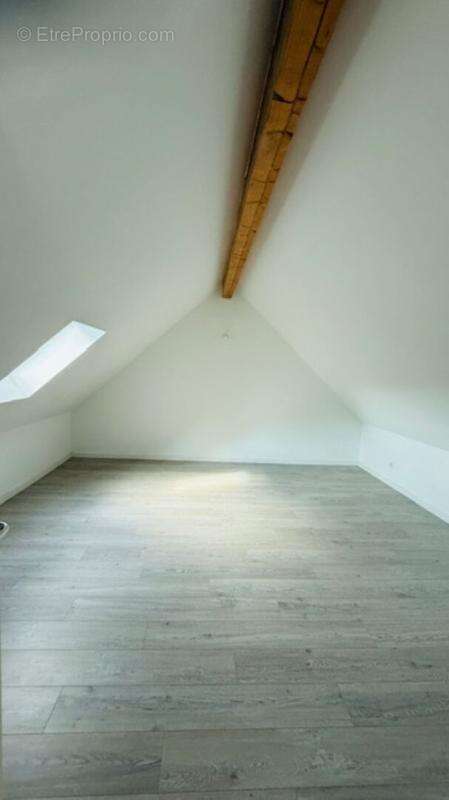 Dans un Ancien Château appartement 84 m² + Terrasse / Cave voûtée/Parking - photo 7