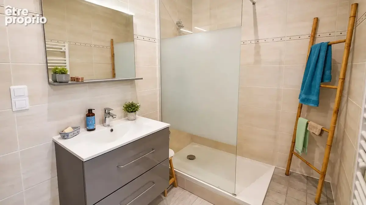 Exclusivite : centre ville appartement t2  au 1er étage . - photo 7