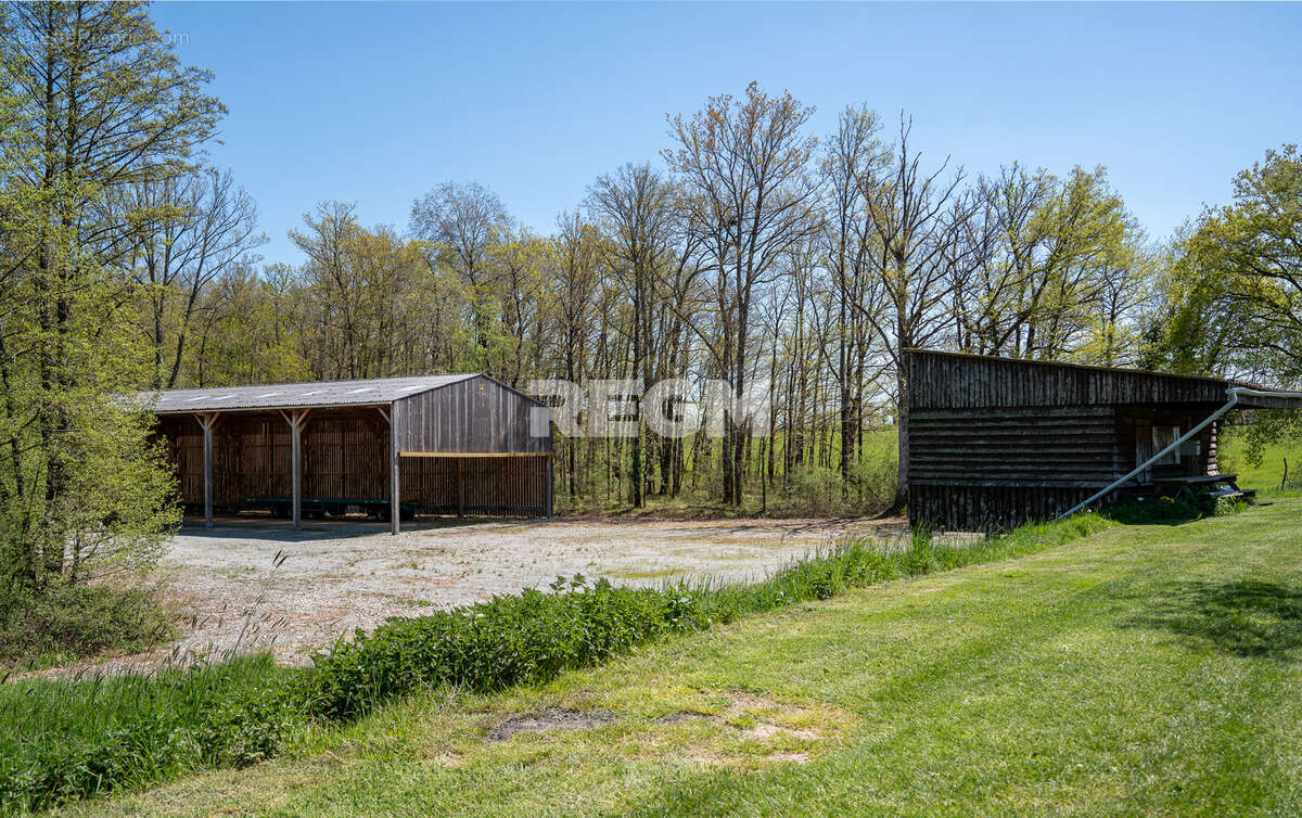 Domaine d’exception de 54,5 hectares avec maison de 300 m2, étang privé, piscine et 1 500 m2 de dépendances - photo 25